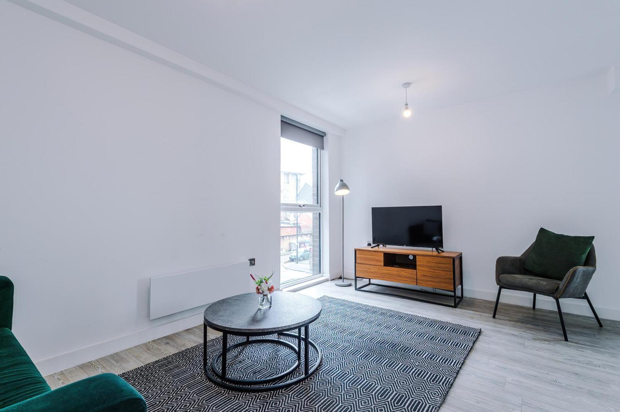 Modern 2 Bed Apartment With Balcony By Host A Home Manchester Luaran gambar