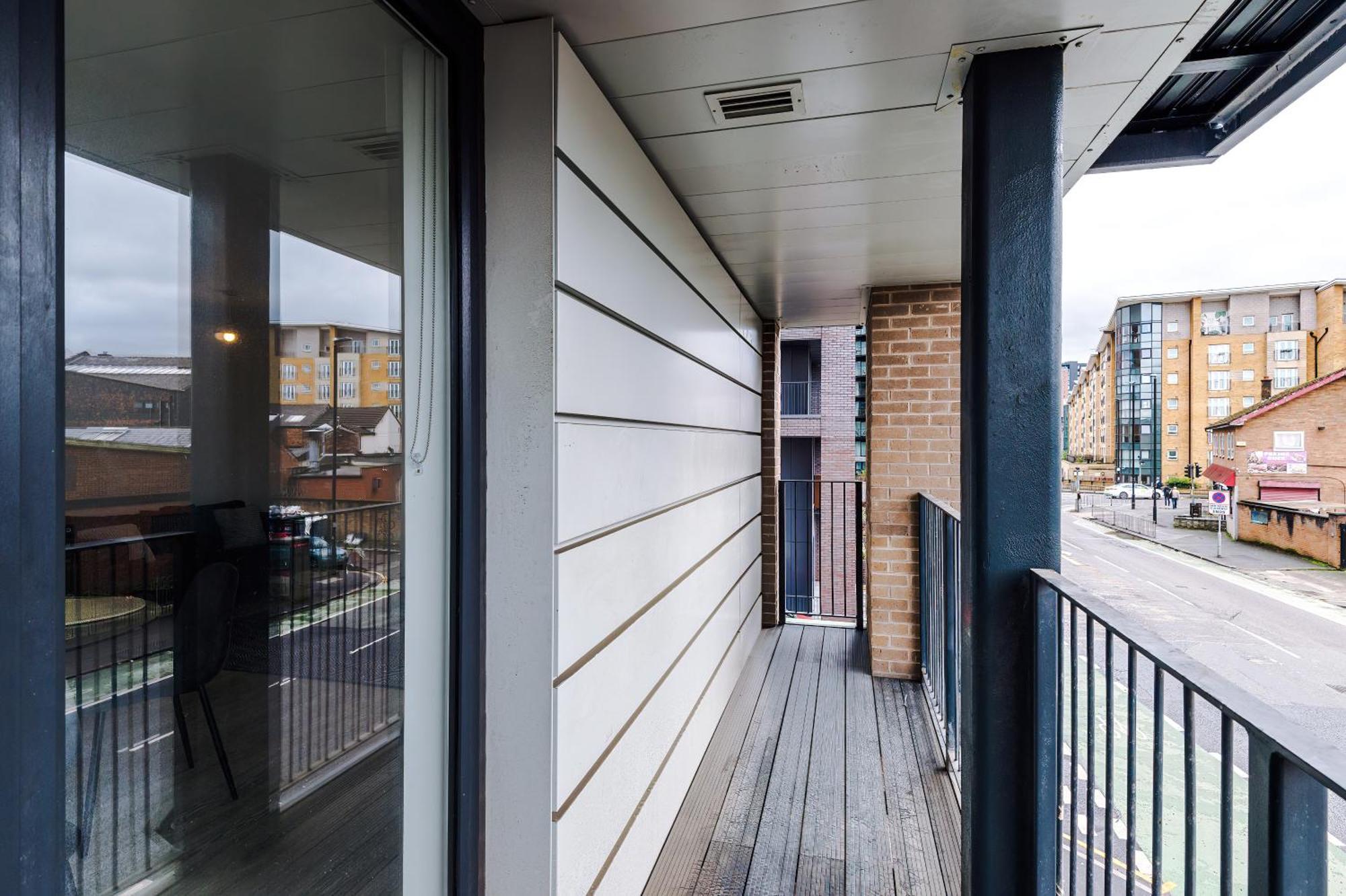 Modern 2 Bed Apartment With Balcony By Host A Home Manchester Luaran gambar