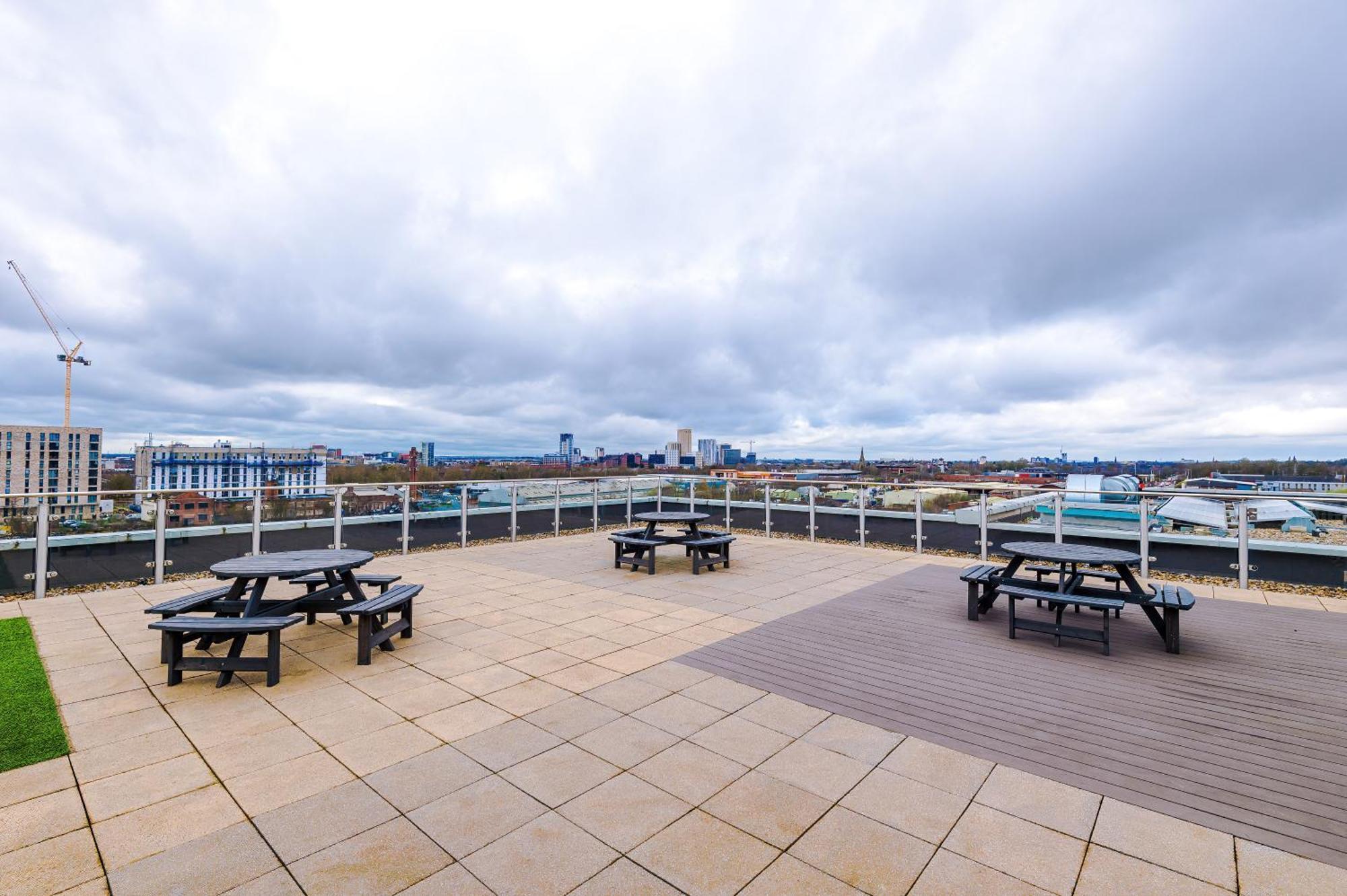 Modern 2 Bed Apartment With Balcony By Host A Home Manchester Luaran gambar