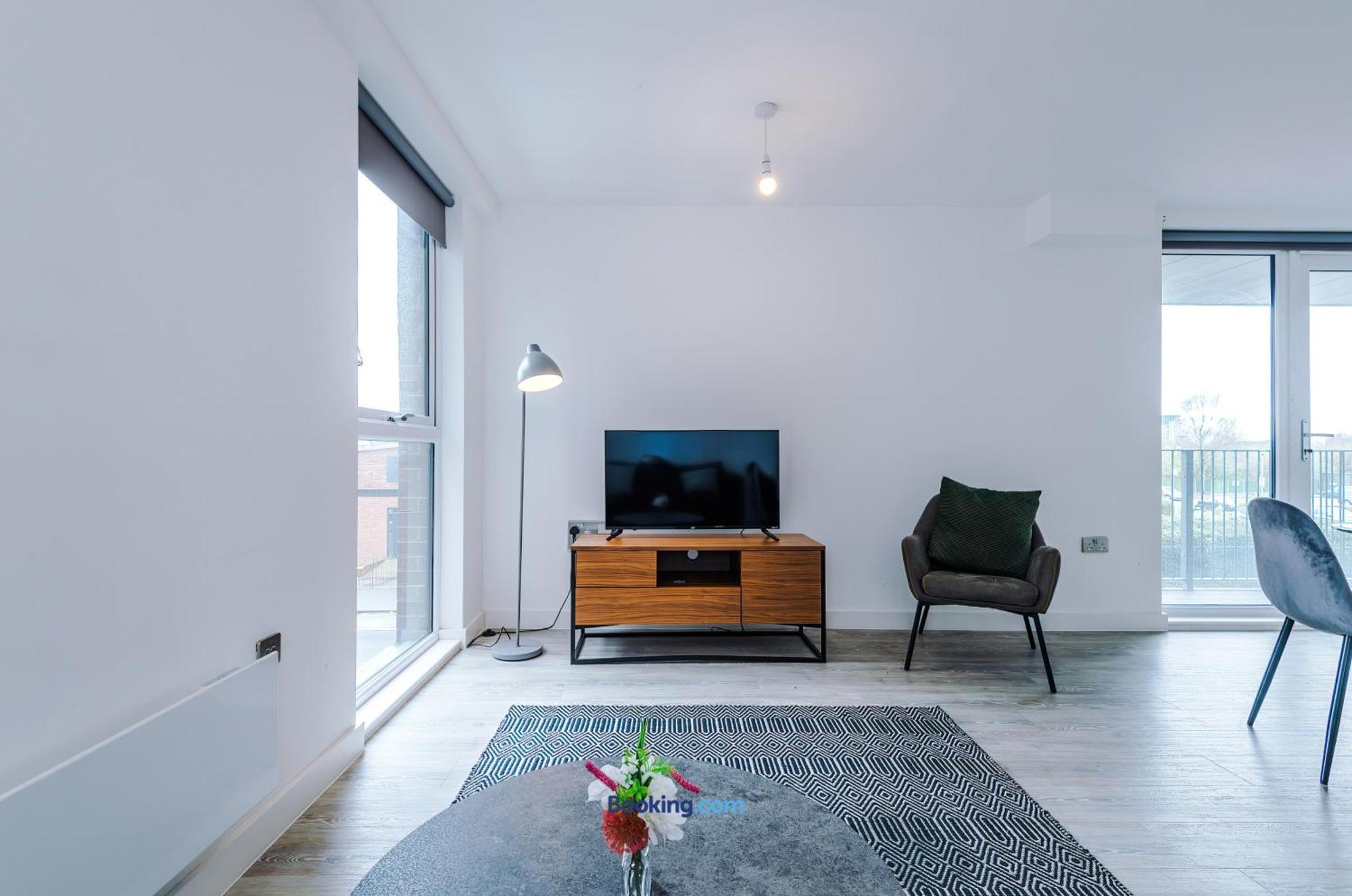 Modern 2 Bed Apartment With Balcony By Host A Home Manchester Luaran gambar