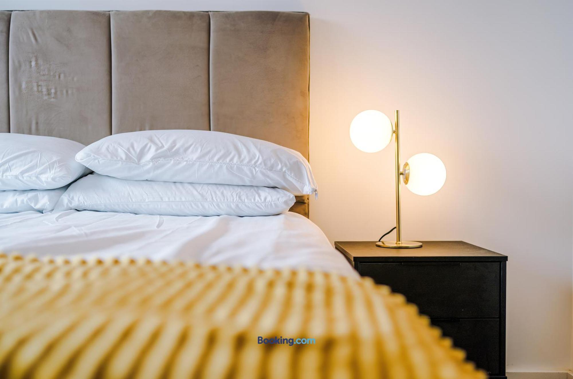 Modern 2 Bed Apartment With Balcony By Host A Home Manchester Luaran gambar