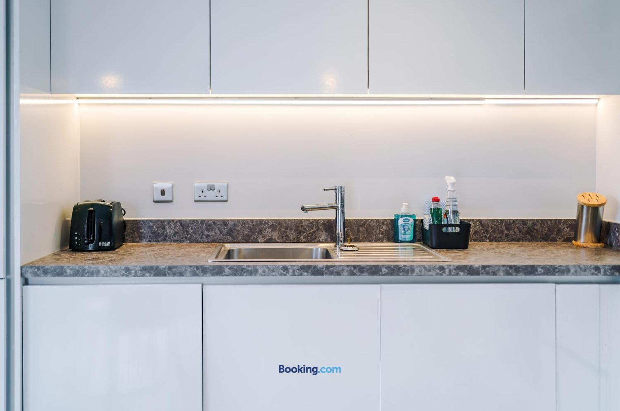 Modern 2 Bed Apartment With Balcony By Host A Home Manchester Luaran gambar