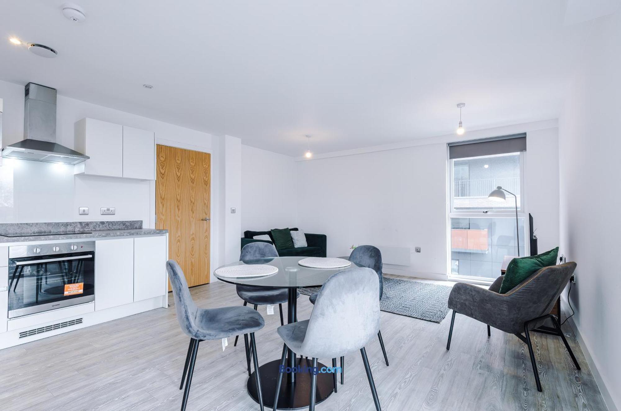 Modern 2 Bed Apartment With Balcony By Host A Home Manchester Luaran gambar