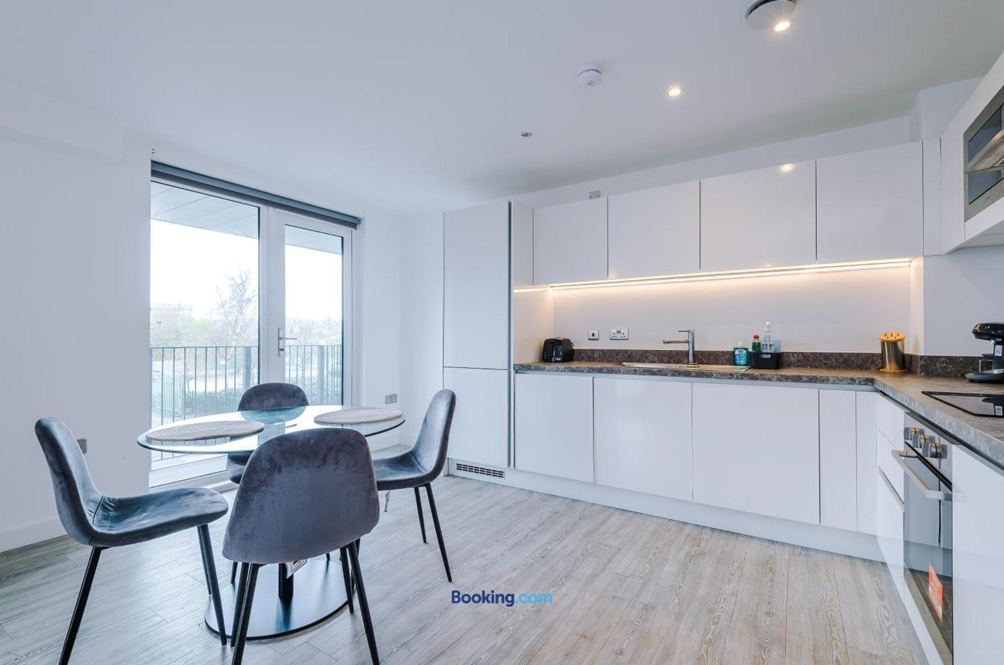 Modern 2 Bed Apartment With Balcony By Host A Home Manchester Luaran gambar