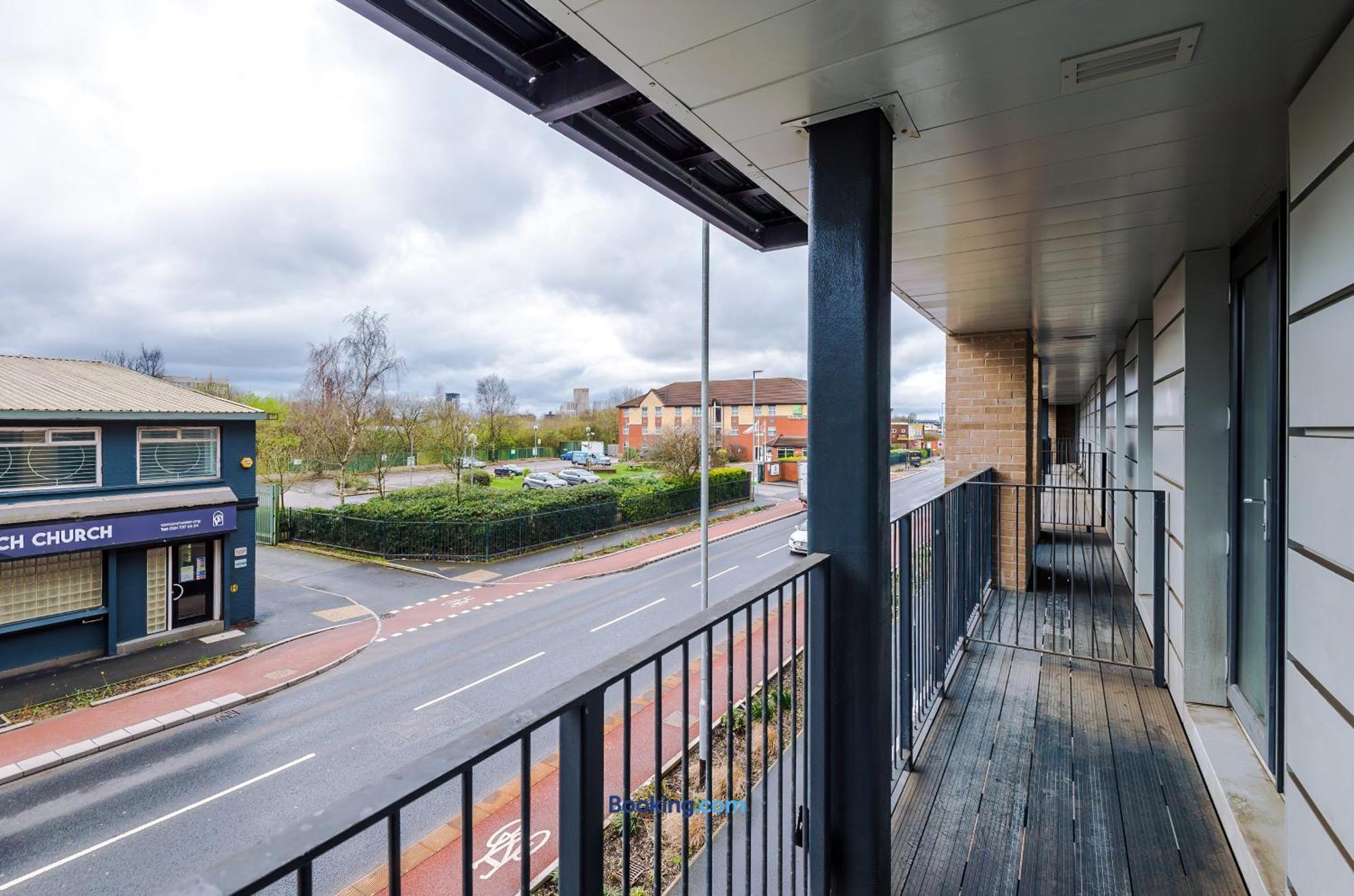 Modern 2 Bed Apartment With Balcony By Host A Home Manchester Luaran gambar