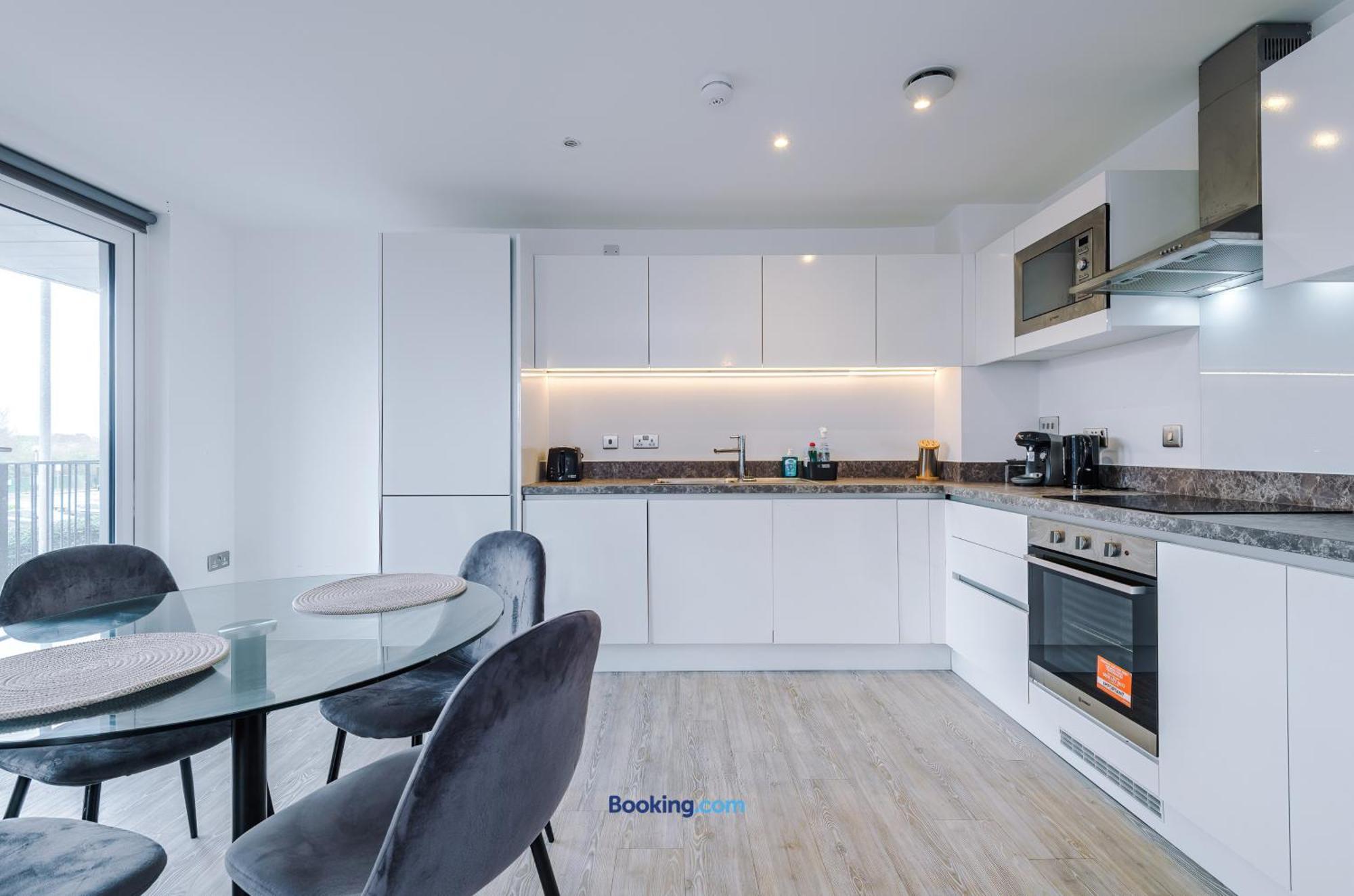 Modern 2 Bed Apartment With Balcony By Host A Home Manchester Luaran gambar