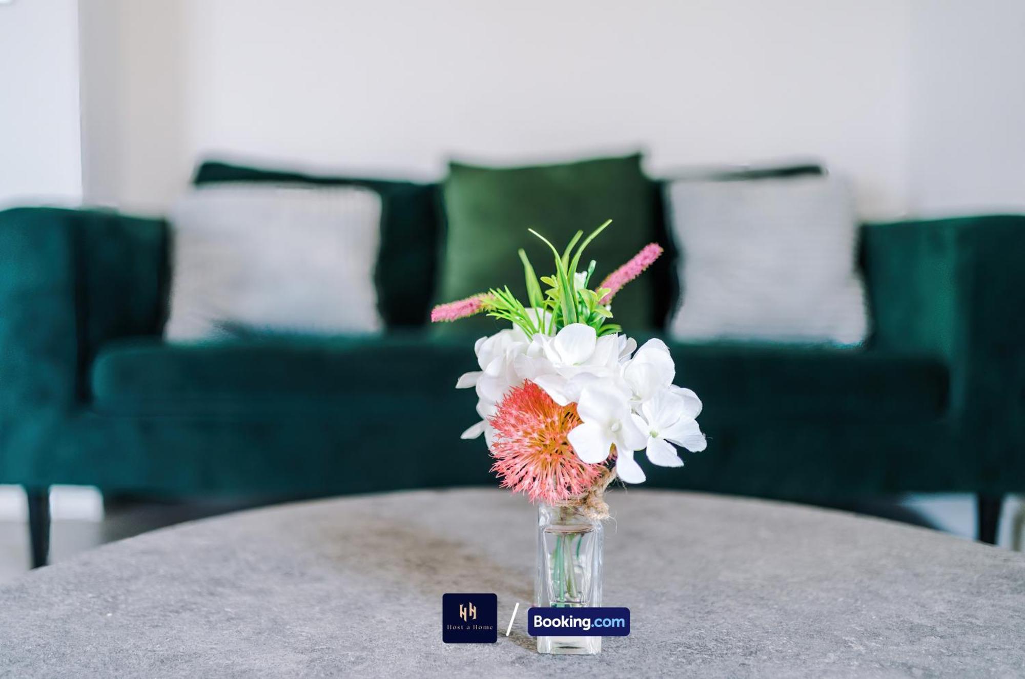 Modern 2 Bed Apartment With Balcony By Host A Home Manchester Luaran gambar