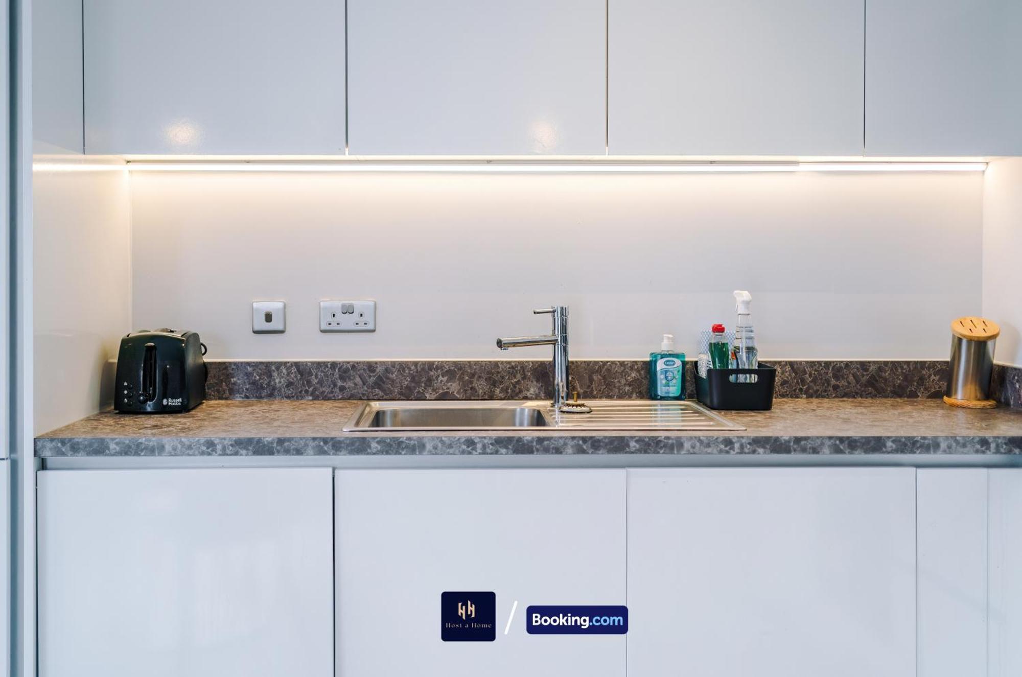 Modern 2 Bed Apartment With Balcony By Host A Home Manchester Luaran gambar